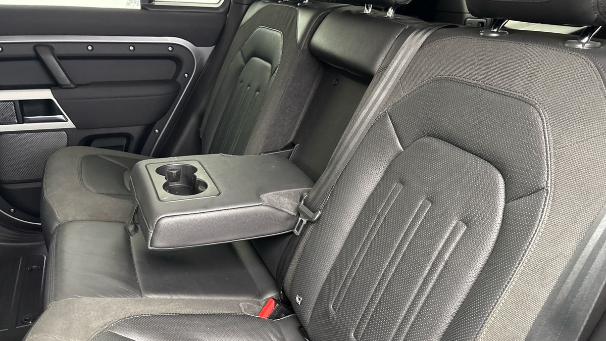 Land Rover Defender 110 Image 9