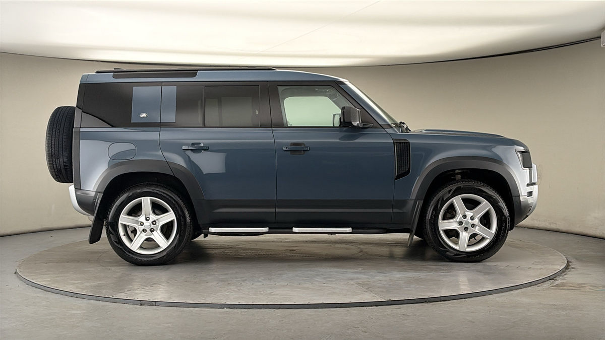 Land Rover Defender 110 Image 16