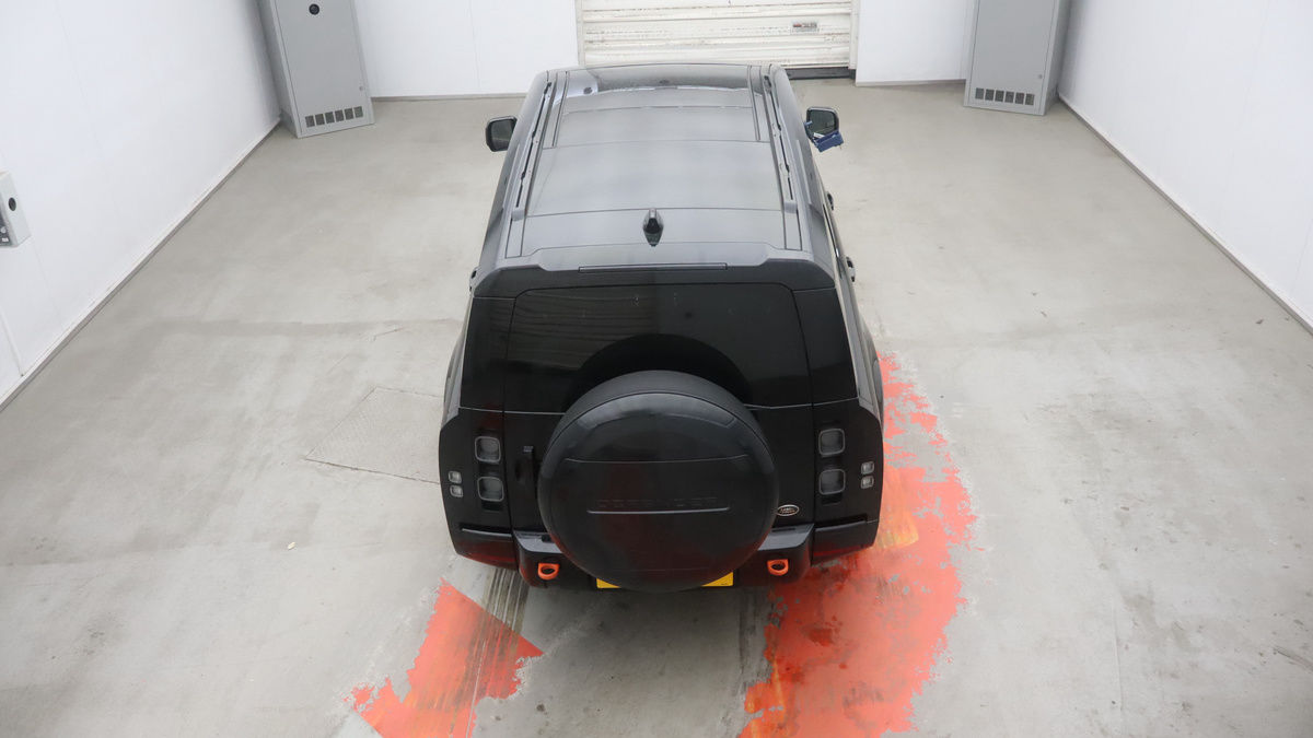 Land Rover Defender 130 Image 8