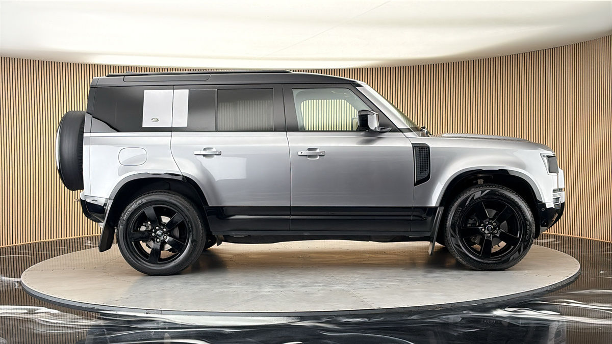 Land Rover Defender 110 Image 16