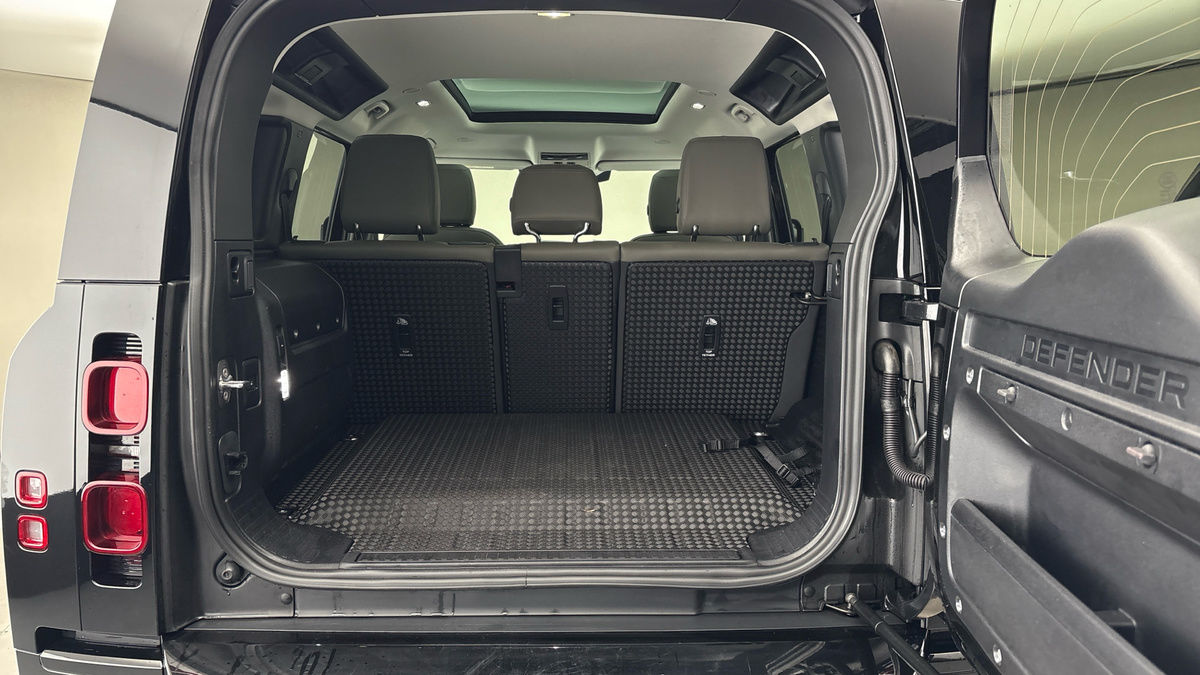 Land Rover Defender 110 Image 11