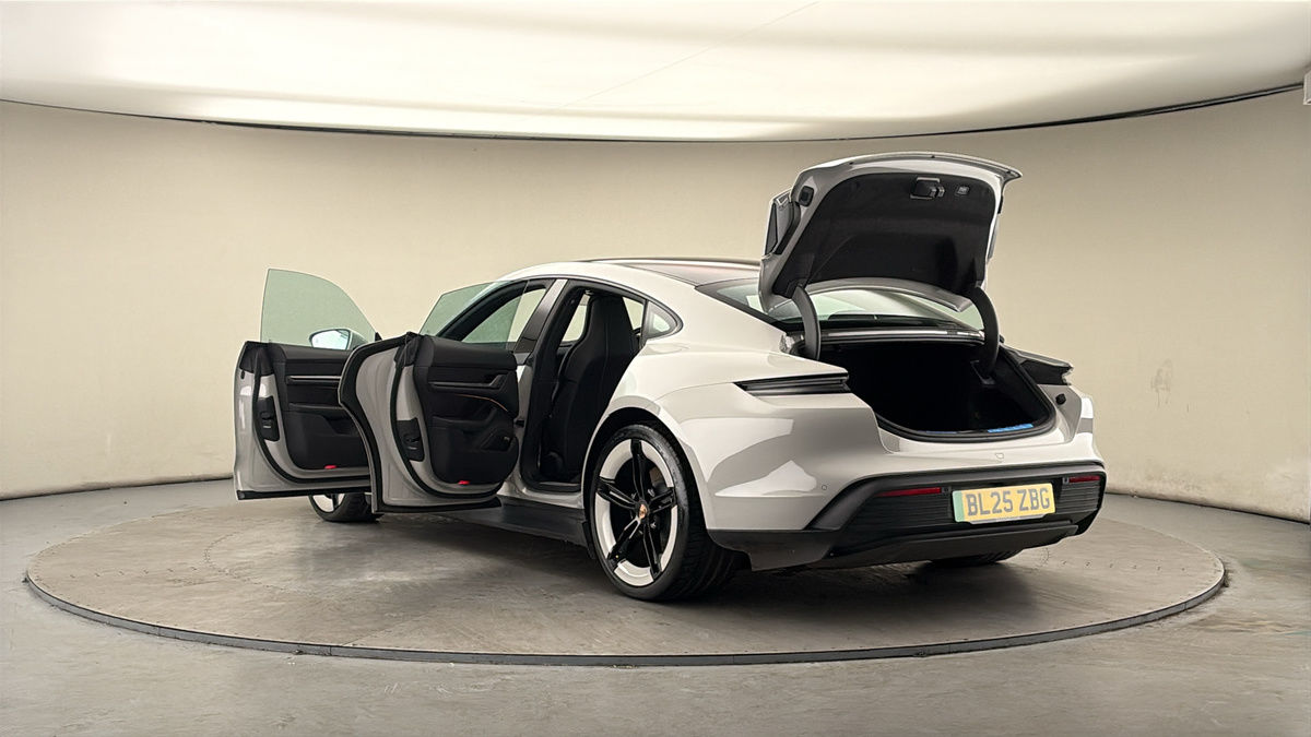 Porsche Taycan Image 23