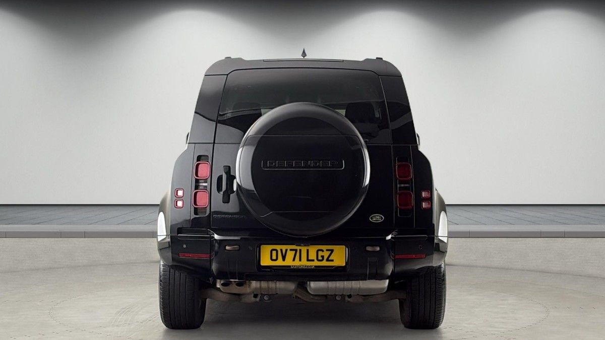 Land Rover Defender 110 Image 4