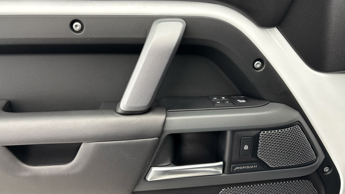Land Rover Defender 110 Image 19