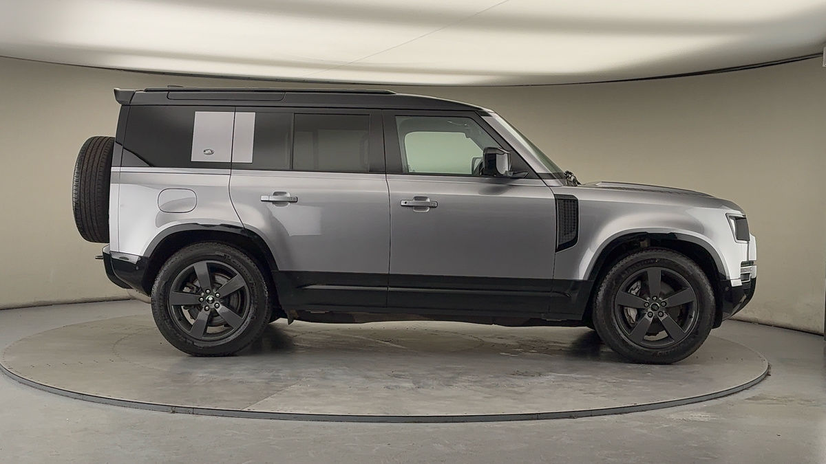 Land Rover Defender 110 Image 16