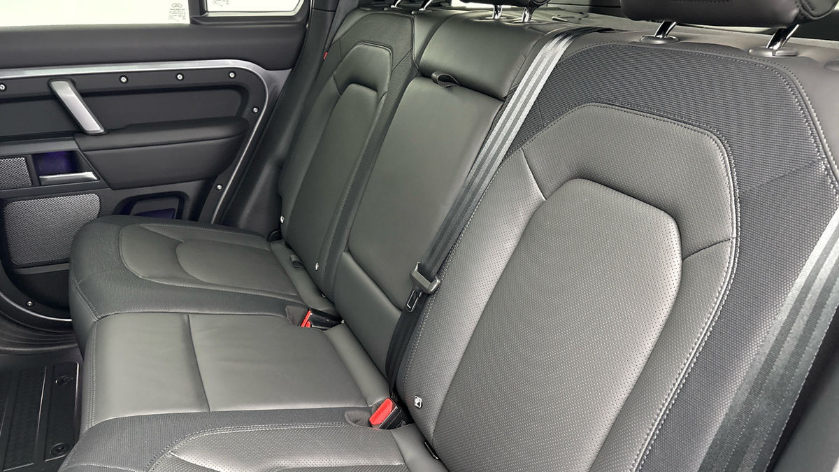 Land Rover Defender 110 Image 8