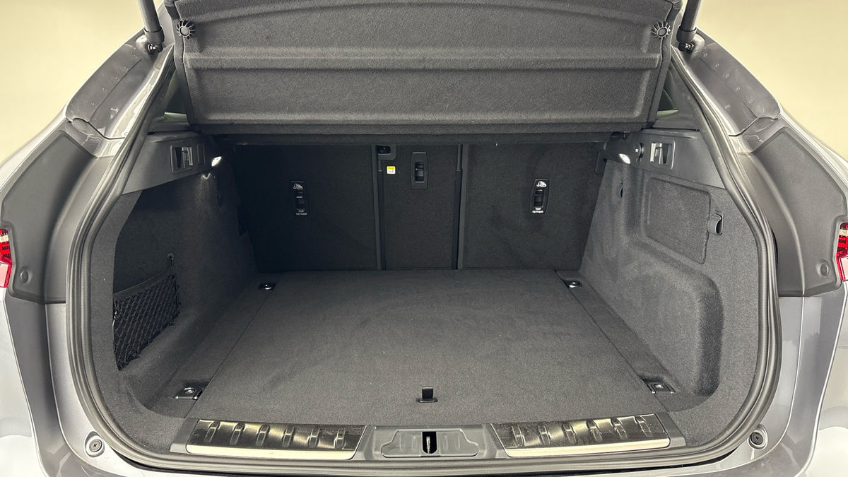 Jaguar F-PACE Image 11