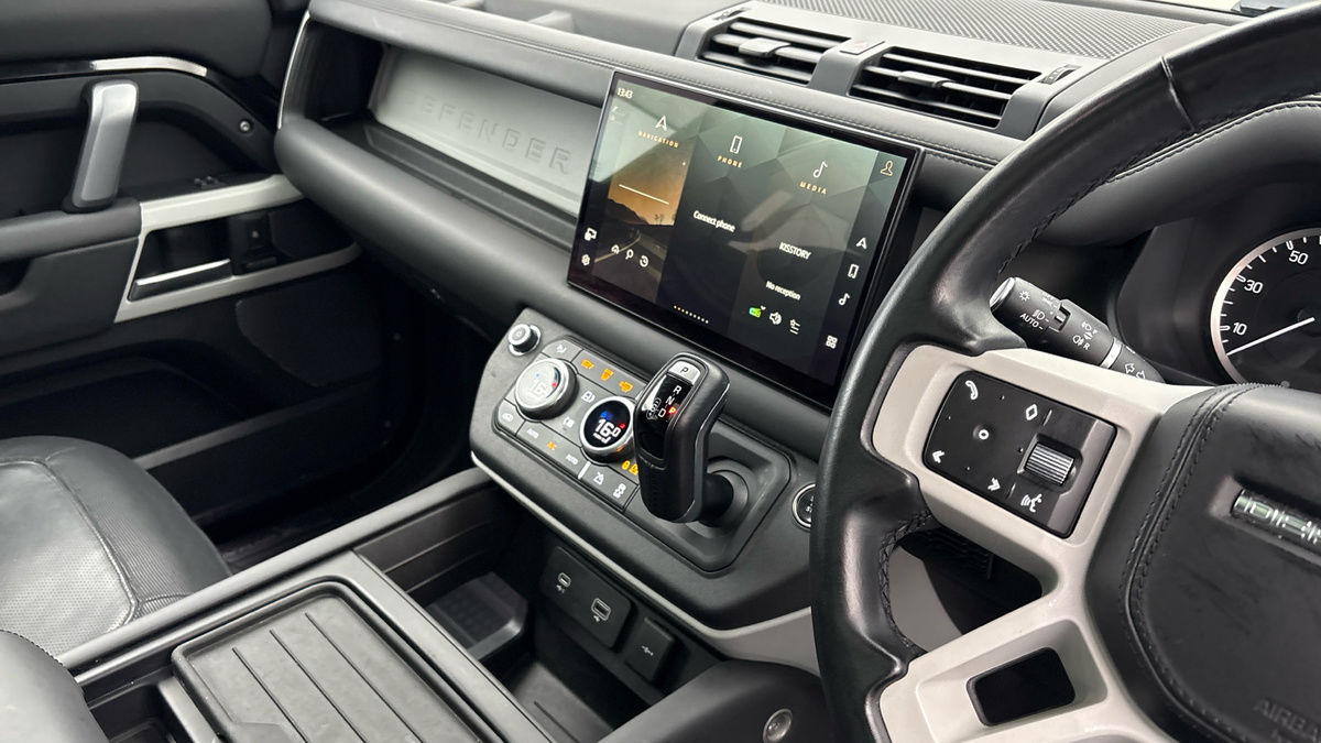 Land Rover Defender 110 Image 18
