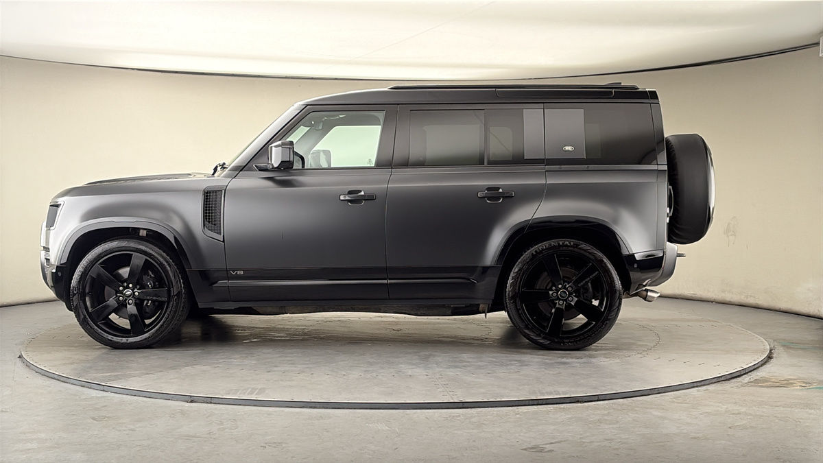 Land Rover Defender 110 Image 15
