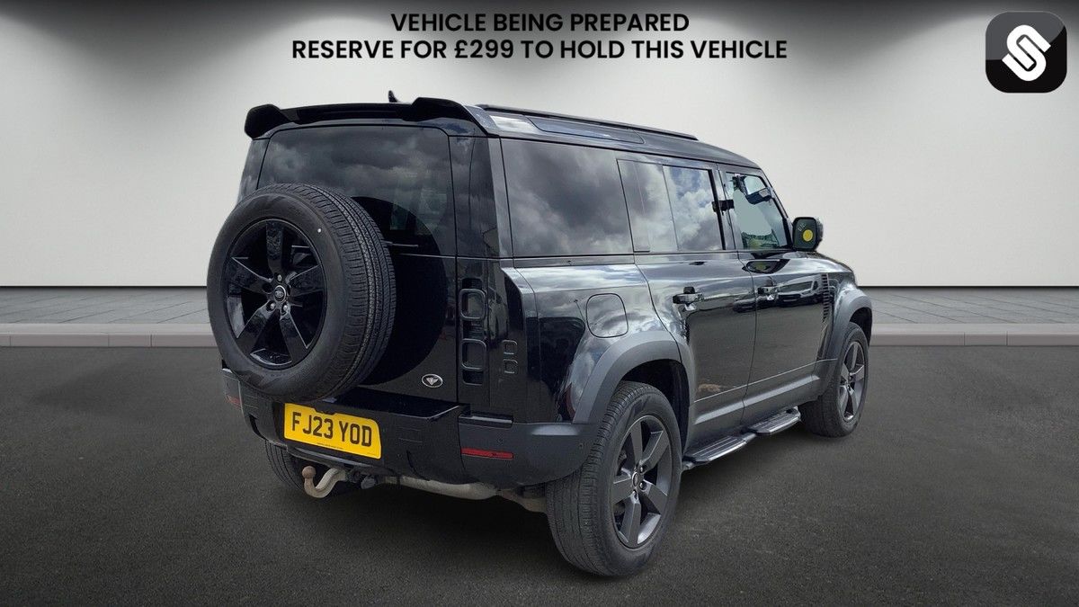 Land Rover Defender 110 Image 4