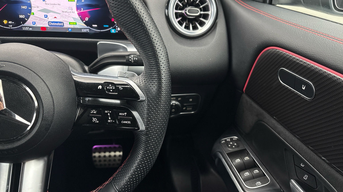 Mercedes-Benz GLB Image 14