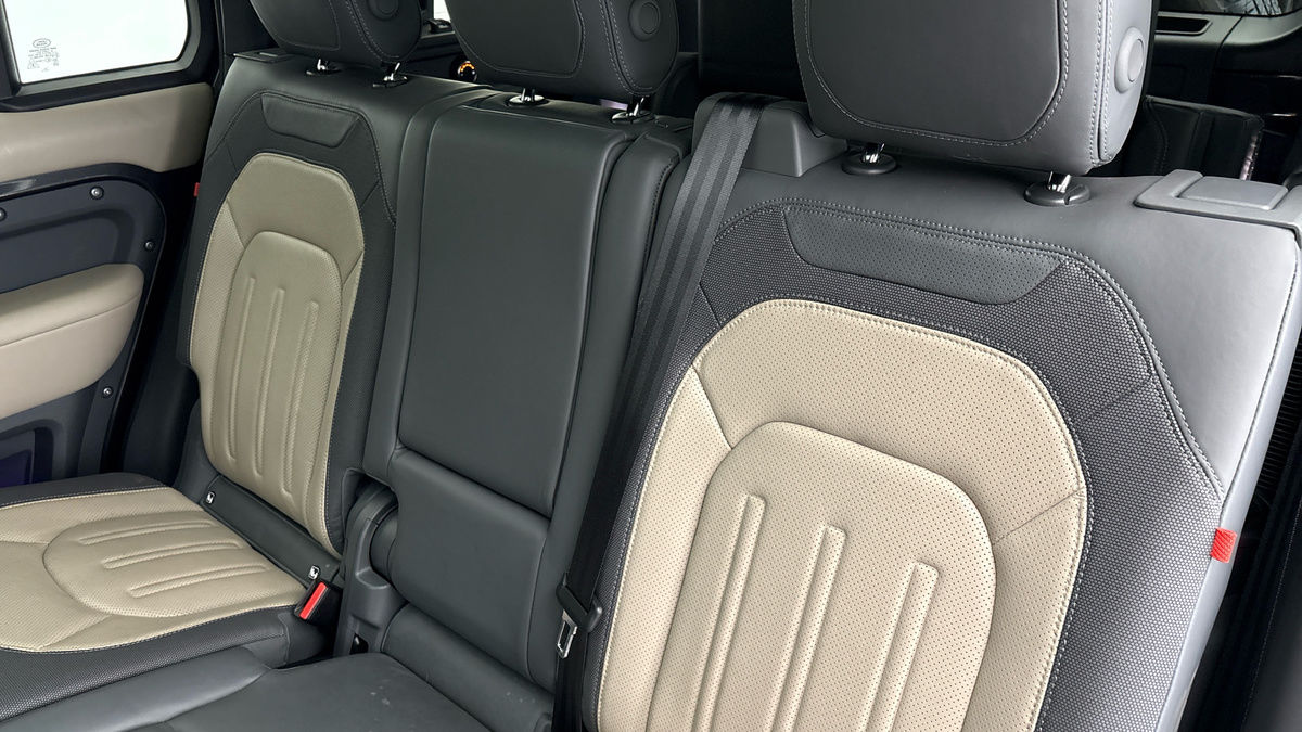 Land Rover Defender 110 Image 8