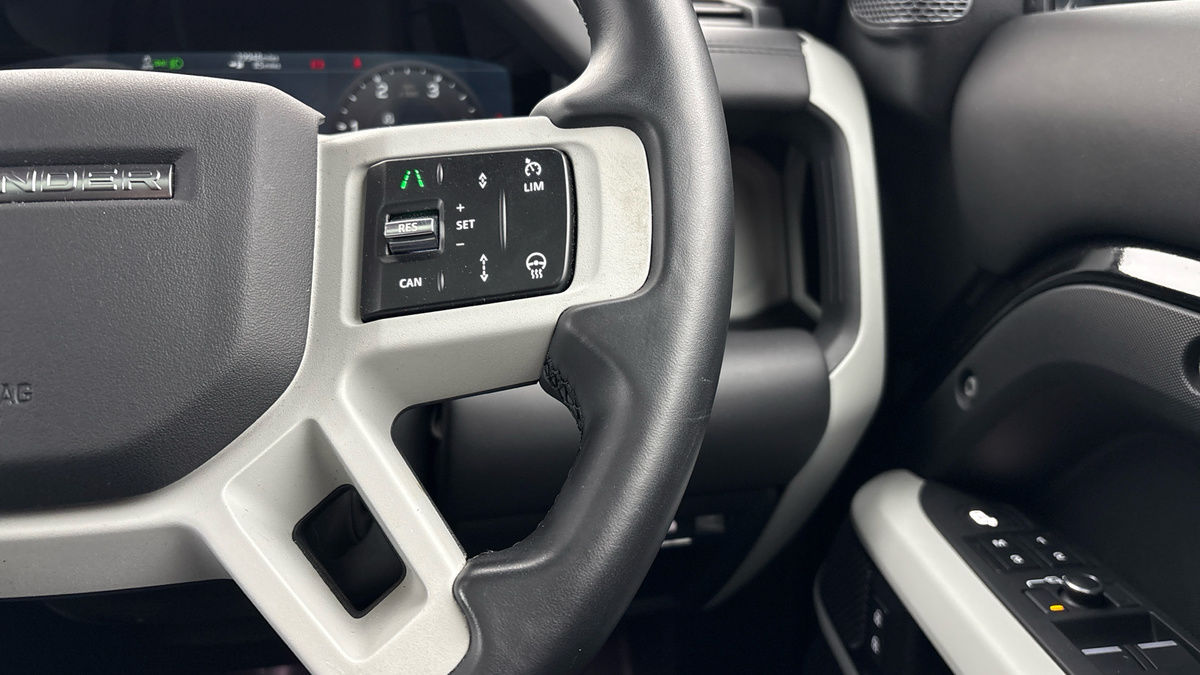 Land Rover Defender 110 Image 14