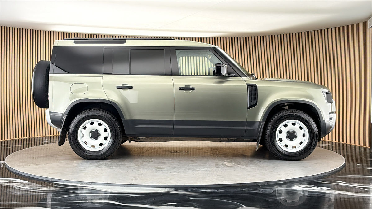 Land Rover Defender 110 Image 16