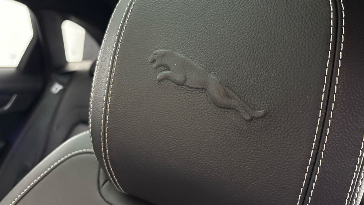 Jaguar F-PACE Image 30