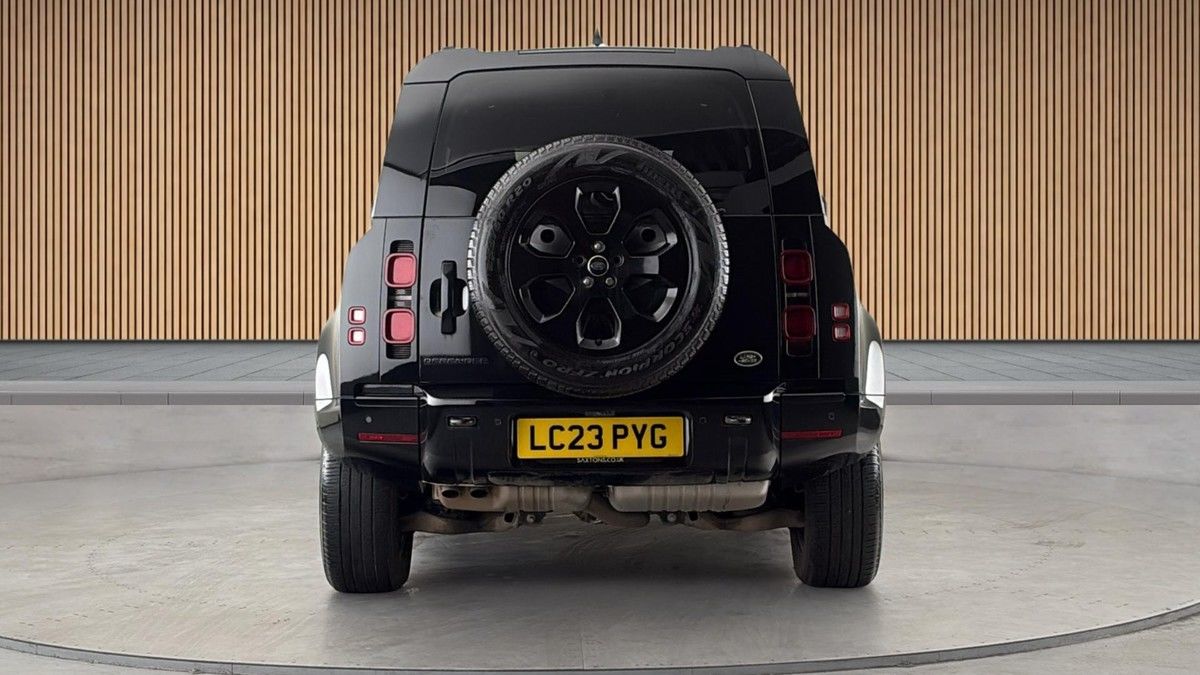 Land Rover Defender 110 Image 4