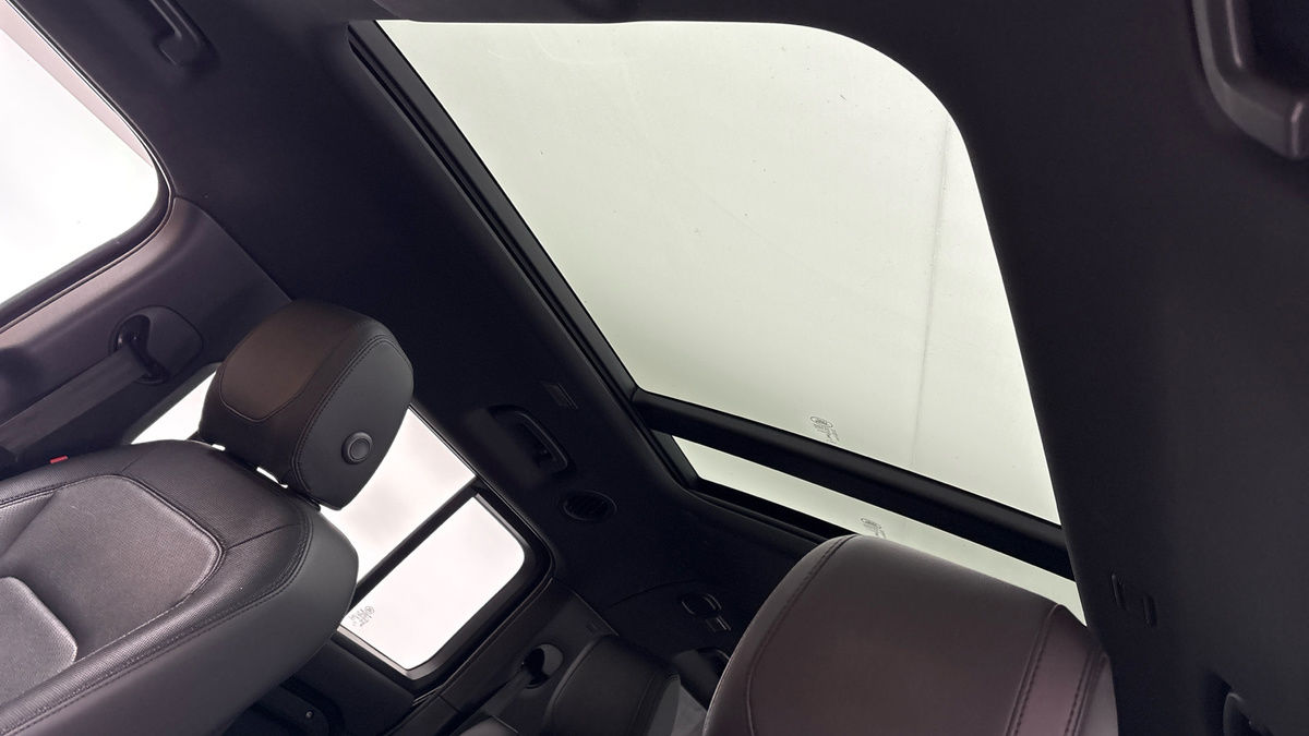 Land Rover Defender 130 Image 6