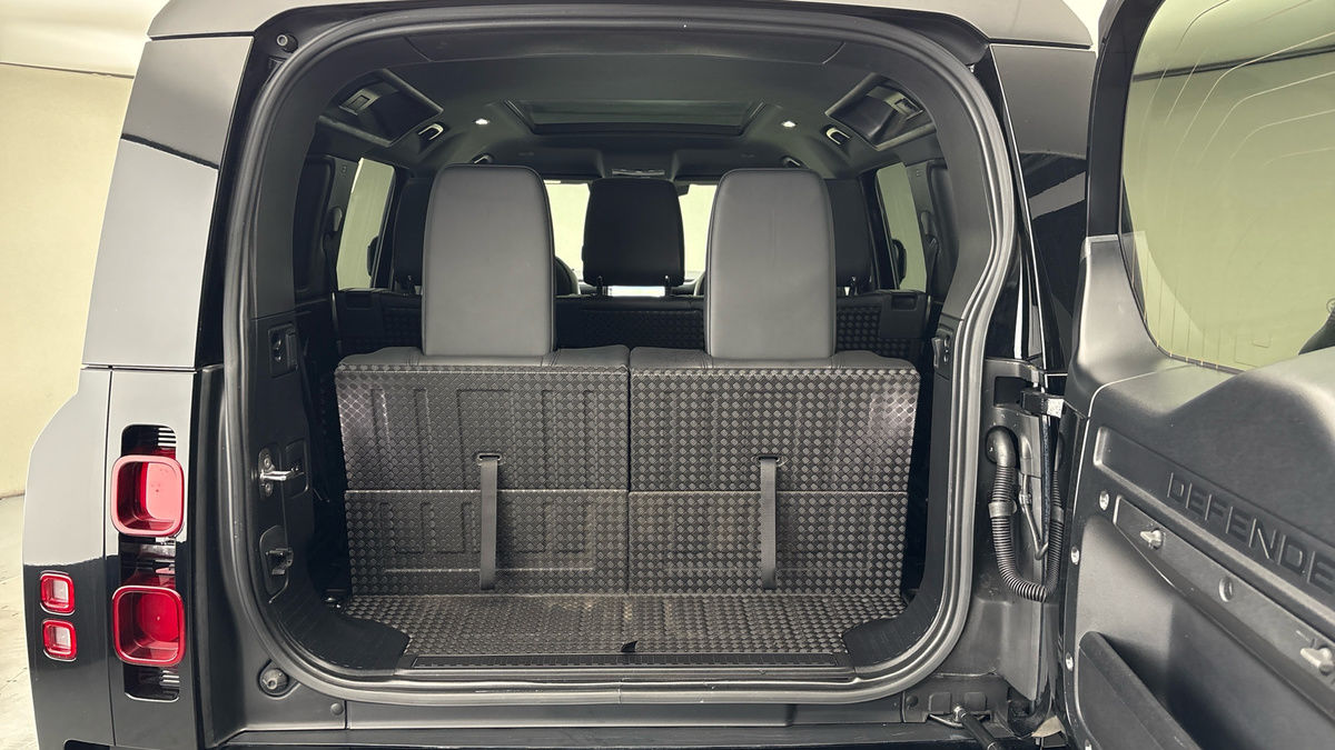 Land Rover Defender 110 Image 11