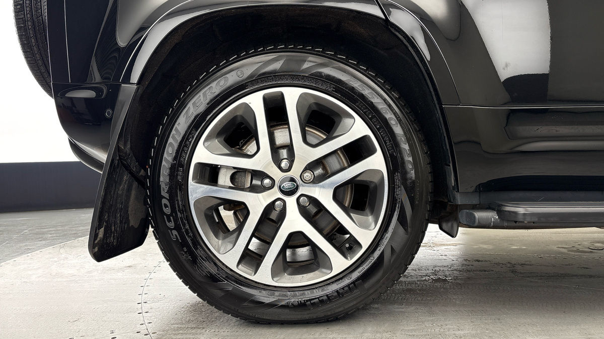 Land Rover Defender 110 Image 10