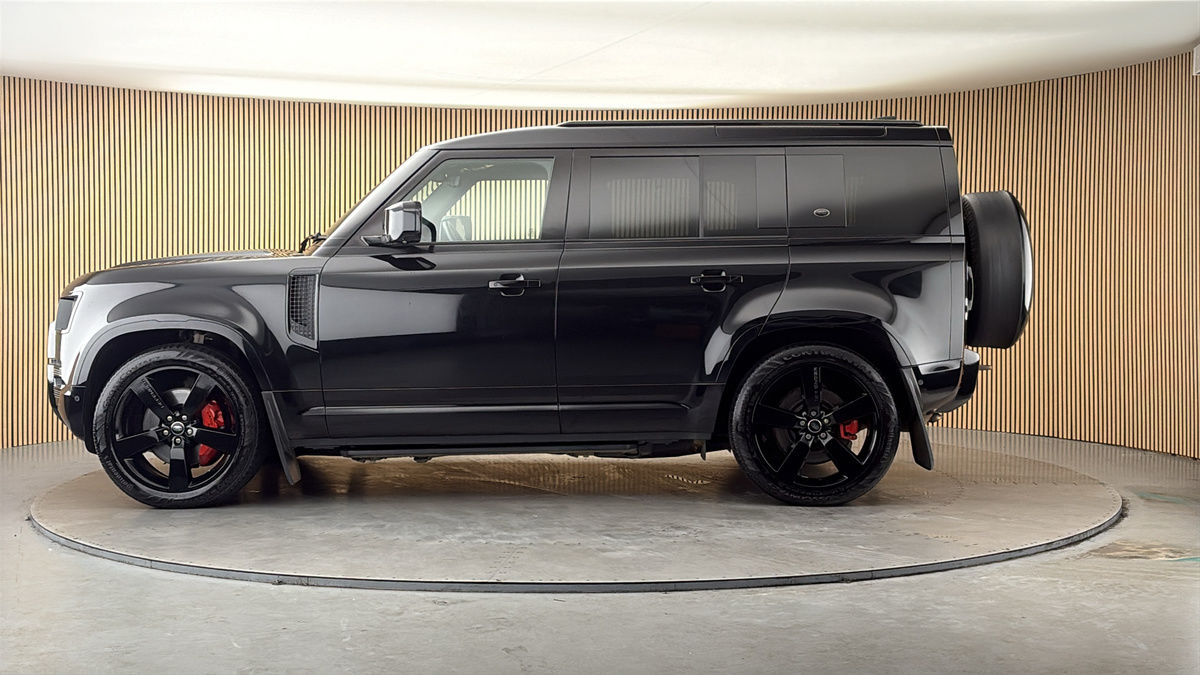 Land Rover Defender 110 Image 15