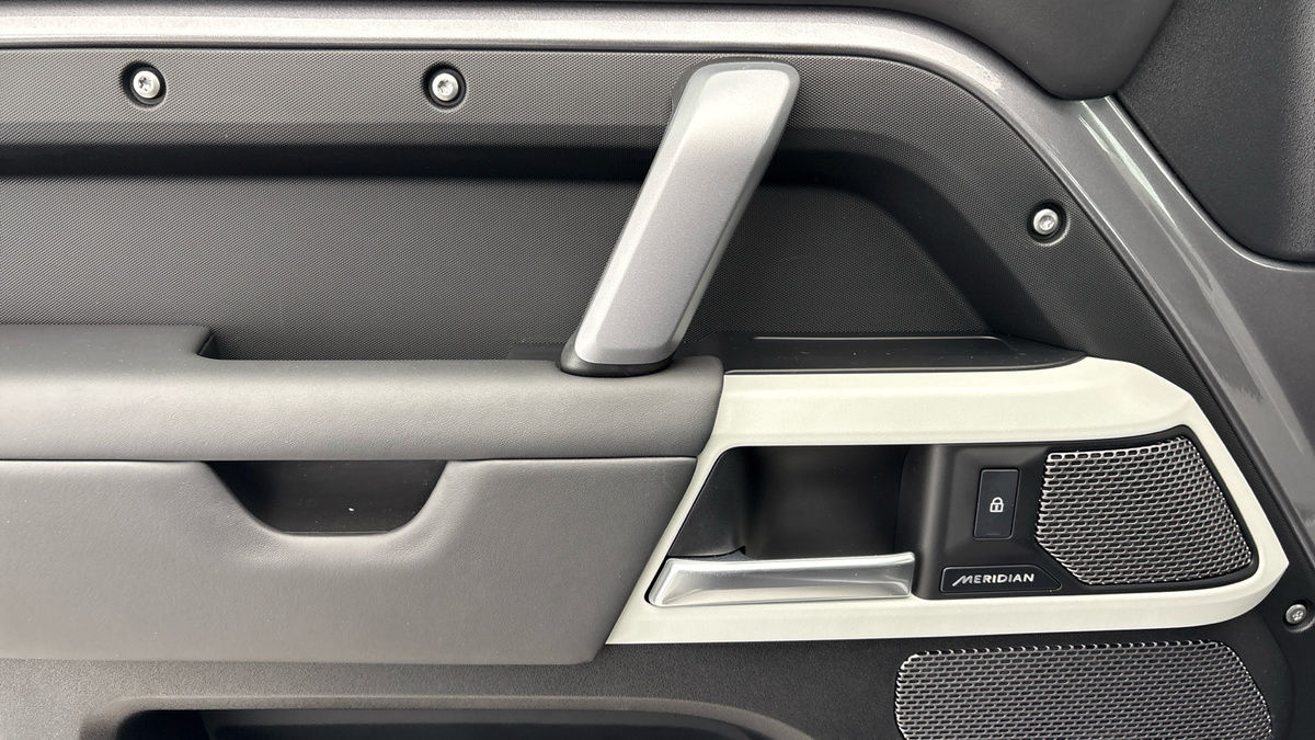Land Rover Defender 90 Image 19