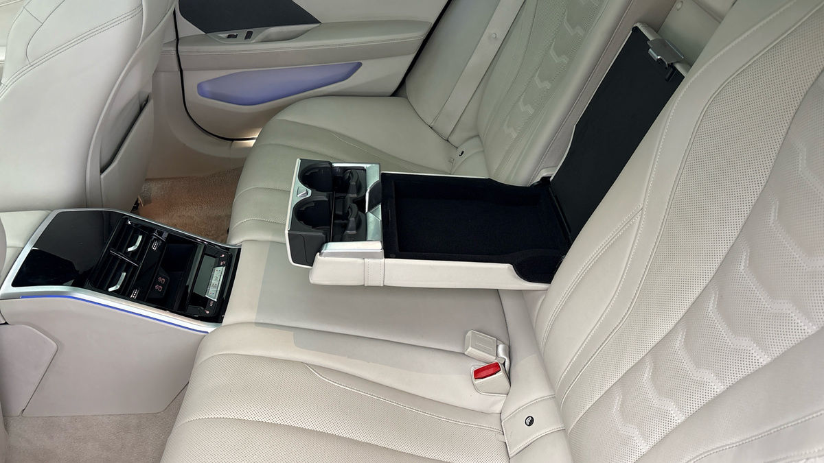 BMW 8 Series Image 9