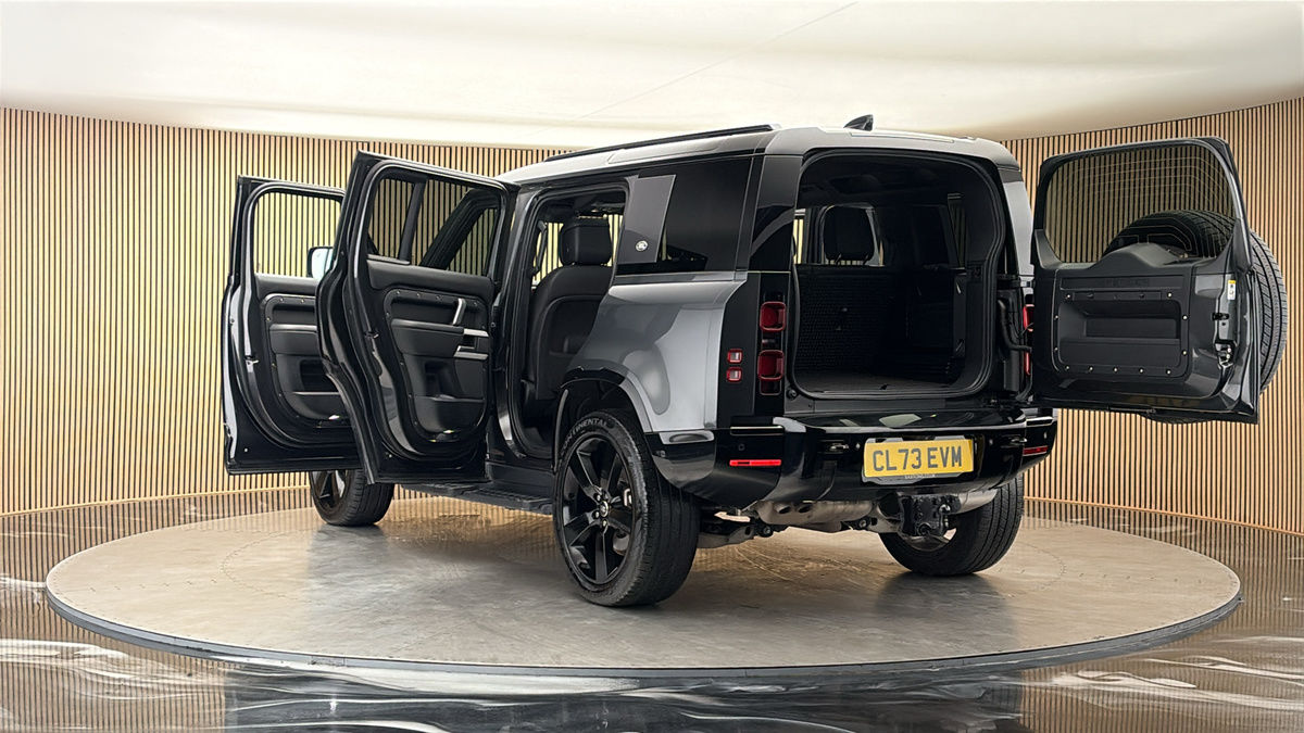 Land Rover Defender 110 Image 23