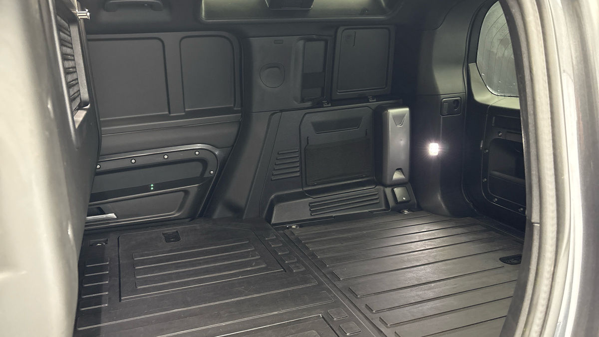Land Rover Defender 110 Image 33