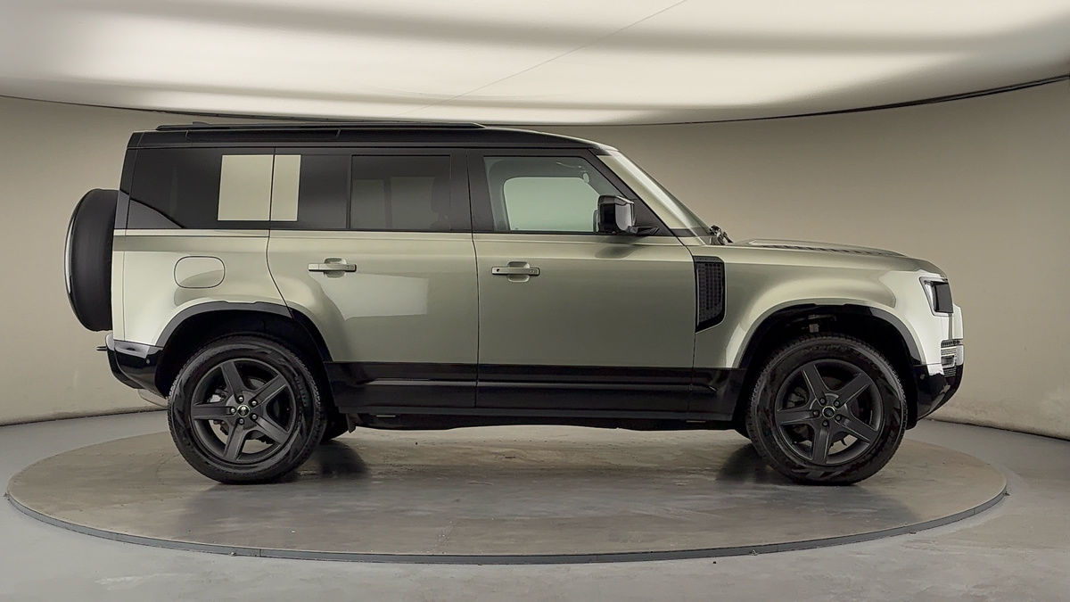 Land Rover Defender 110 Image 16