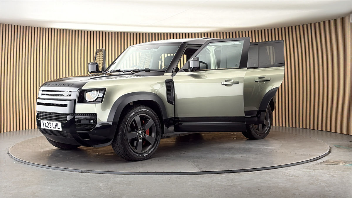 Land Rover Defender 110 Image 22