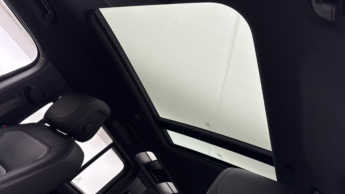 Land Rover Defender 110 Image 6