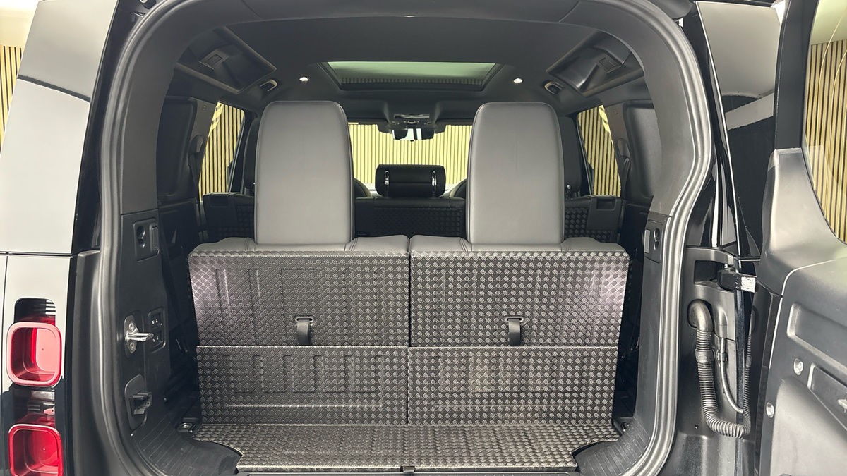Land Rover Defender 110 Image 11