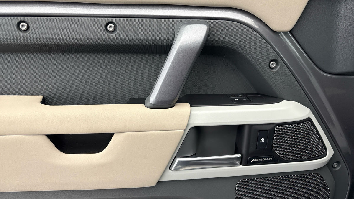 Land Rover Defender 110 Image 19