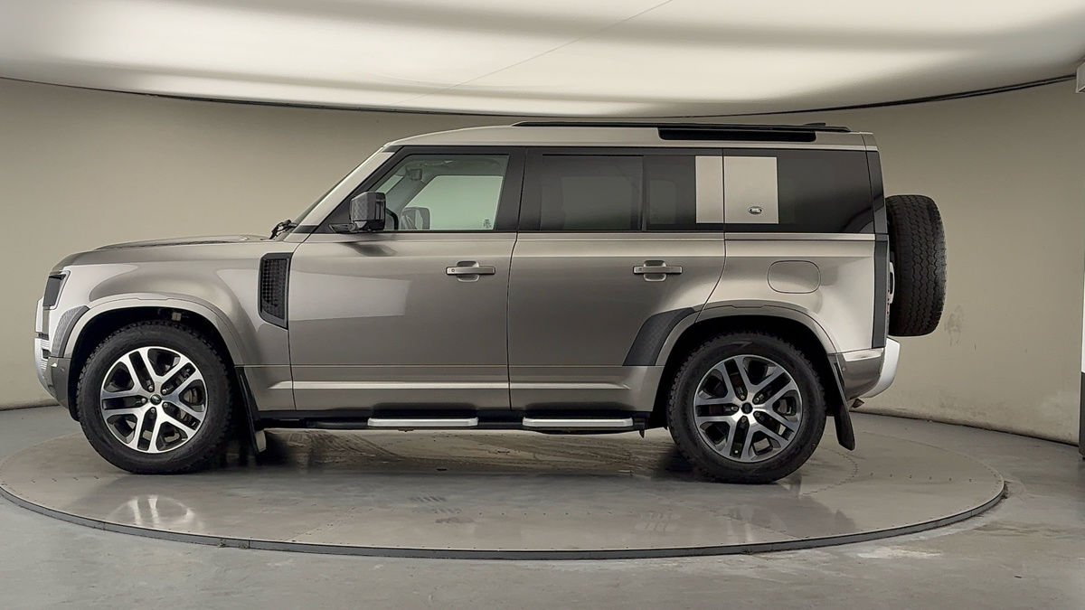 Land Rover Defender 110 Image 15