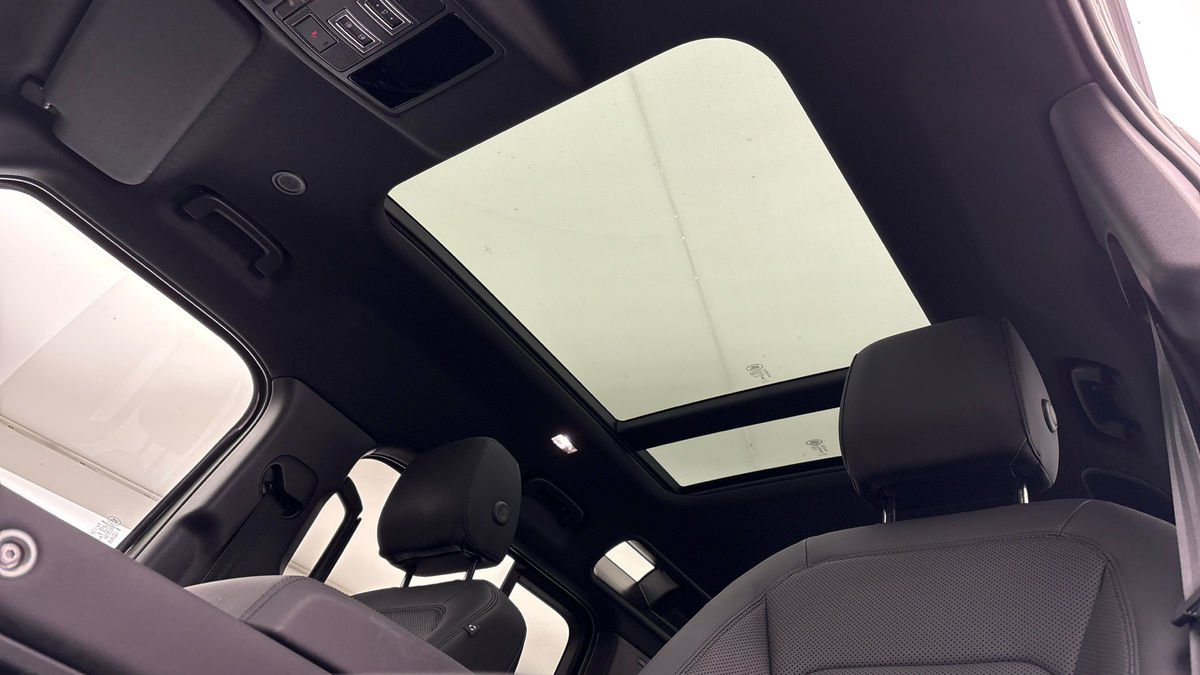 Land Rover Defender 110 Image 6