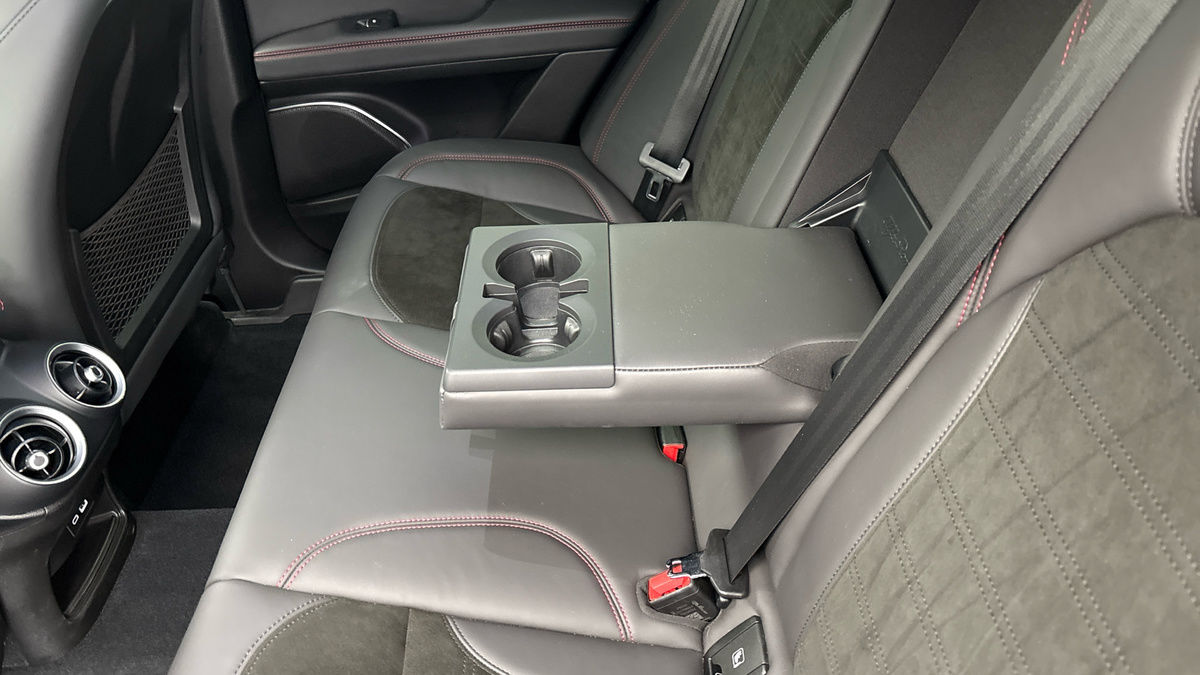 Alfa Romeo Stelvio Image 9