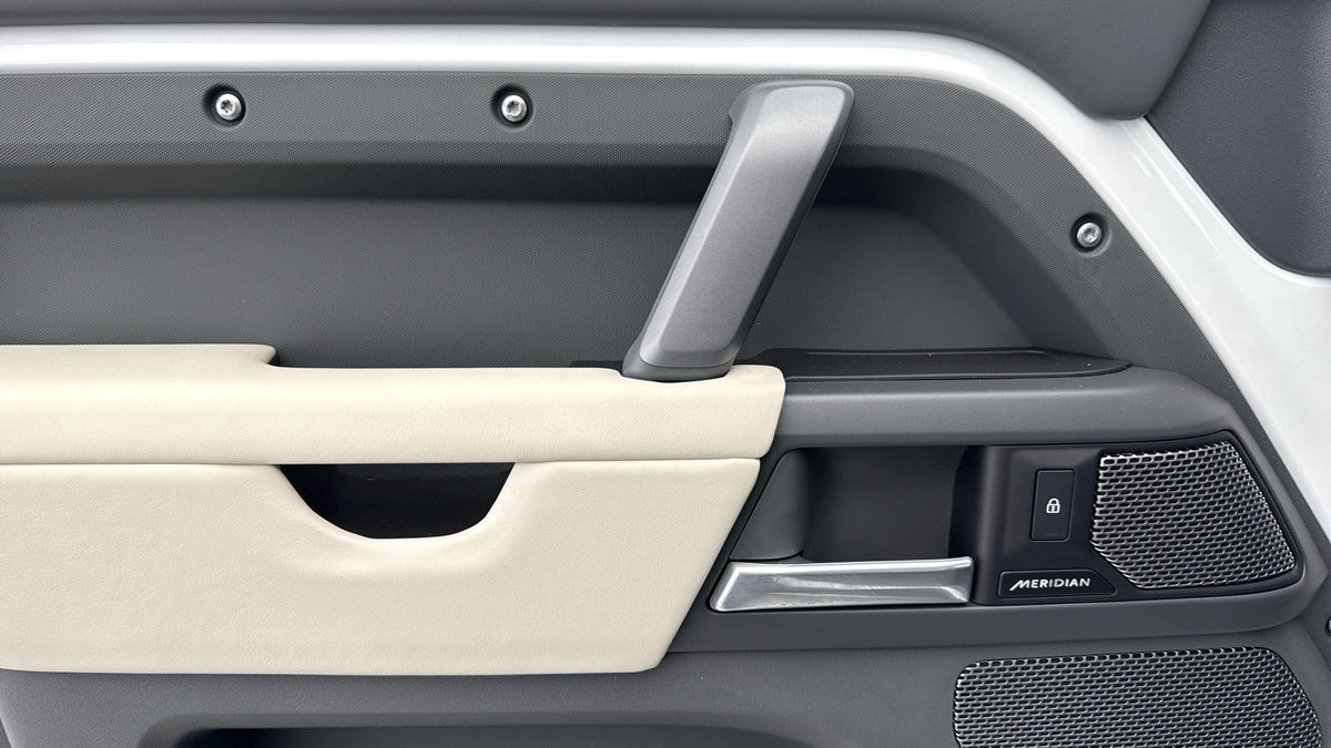 Land Rover Defender 90 Image 19