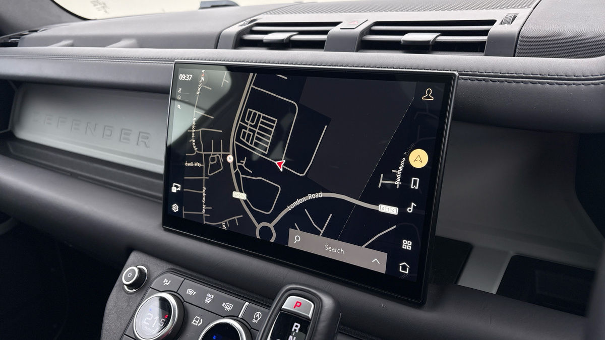 Land Rover Defender 110 Image 17