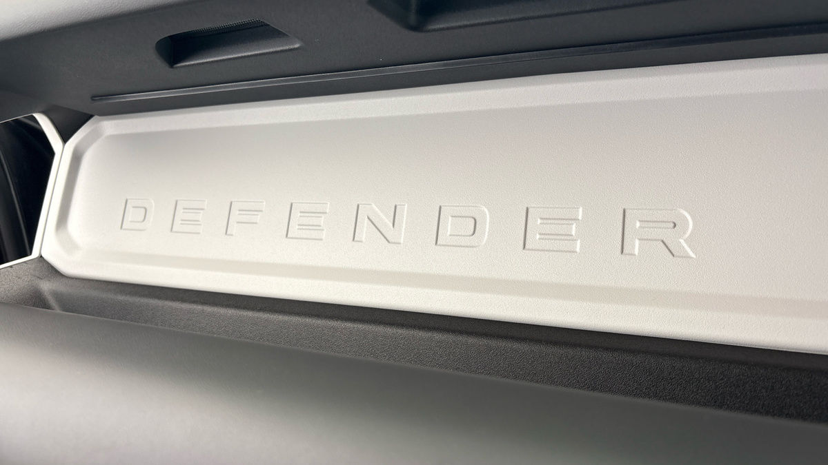 Land Rover Defender 110 Image 6