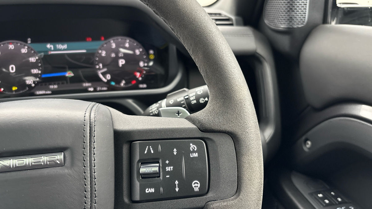 Land Rover Defender 110 Image 14