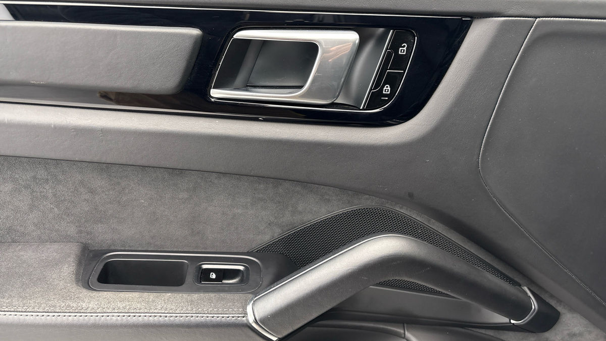 Porsche Cayenne Image 19