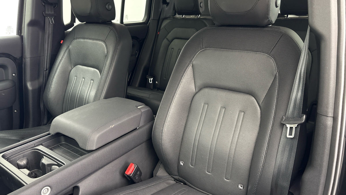 Land Rover Defender 110 Image 7