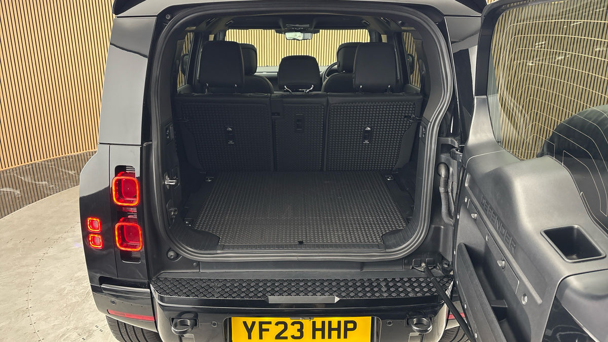 Land Rover Defender 110 Image 11