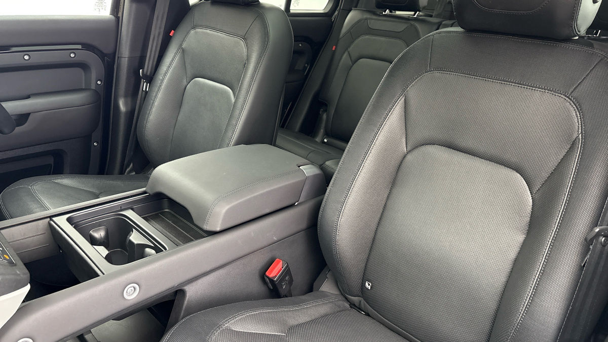 Land Rover Defender 110 Image 7