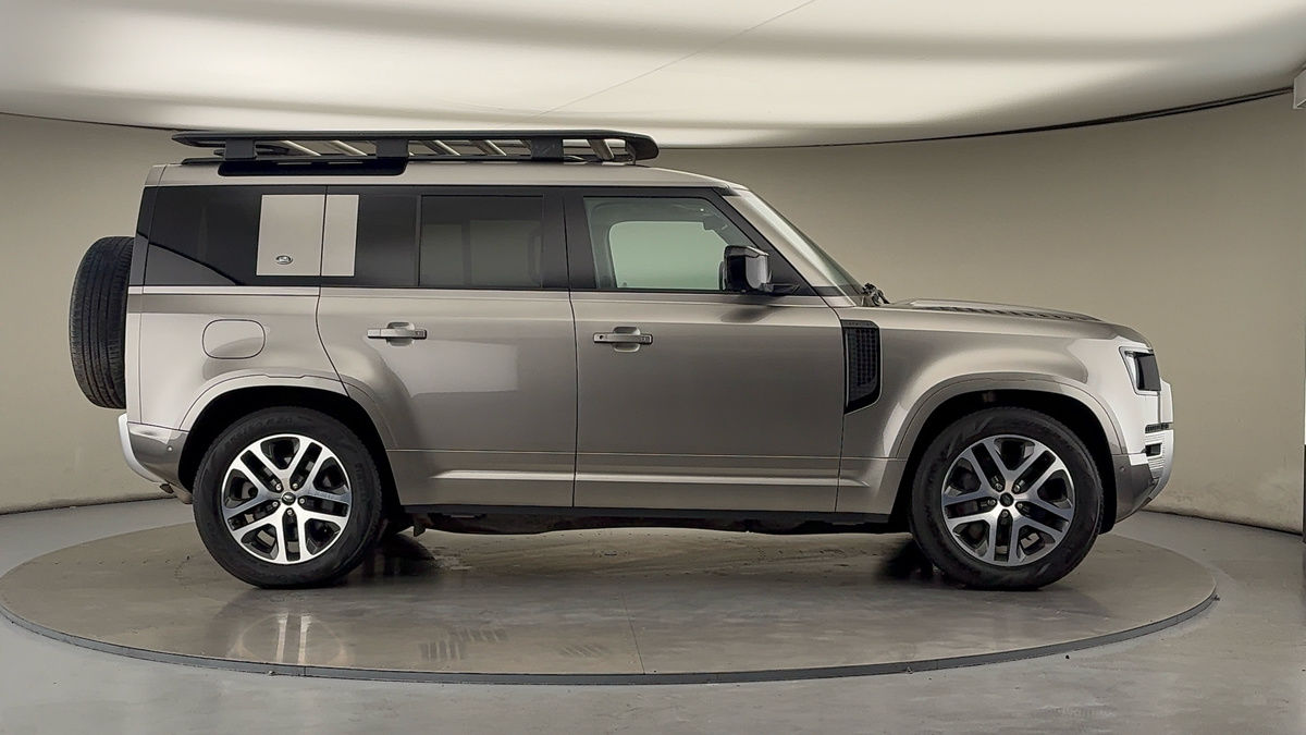 Land Rover Defender 110 Image 16