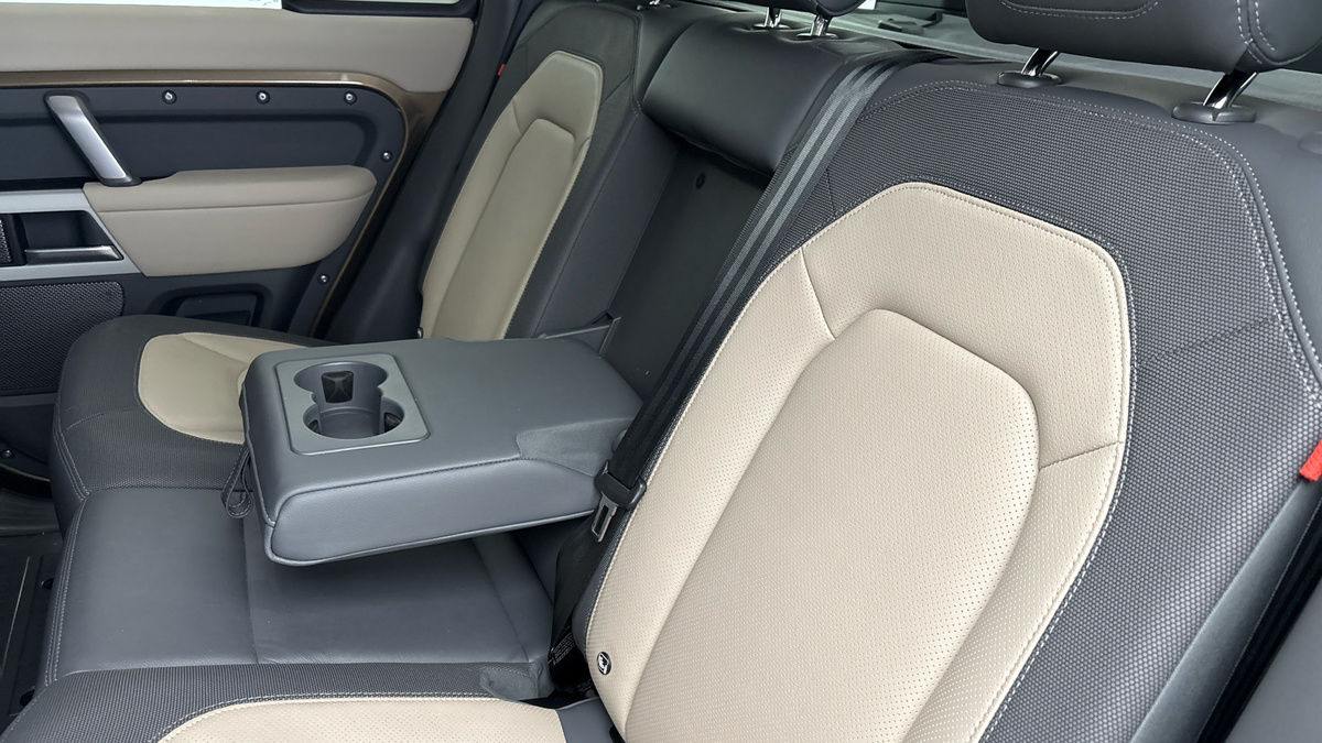 Land Rover Defender 110 Image 9