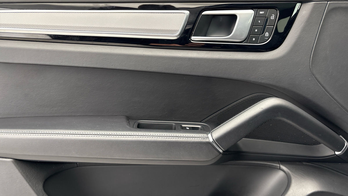 Porsche Cayenne Image 19