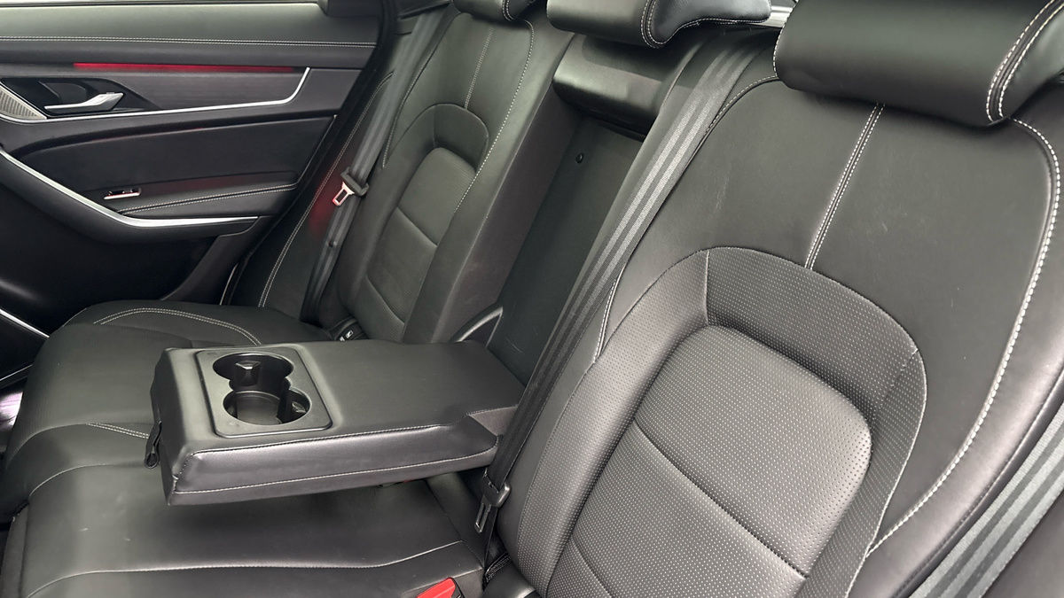 Jaguar F-PACE Image 9