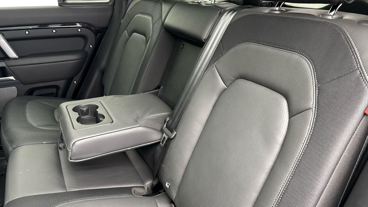 Land Rover Defender 110 Image 9