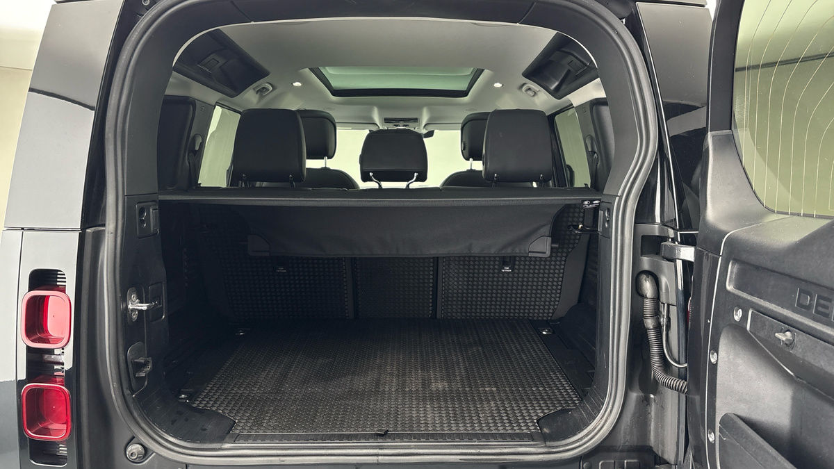 Land Rover Defender 110 Image 11